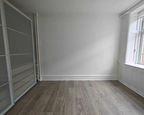 Rummelig og lys lejlighed | København K.