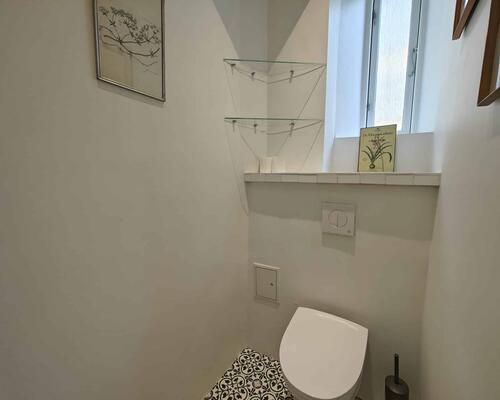 Rummelig og lys lejlighed | København K.