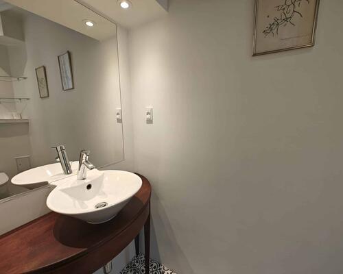 Rummelig og lys lejlighed | København K.