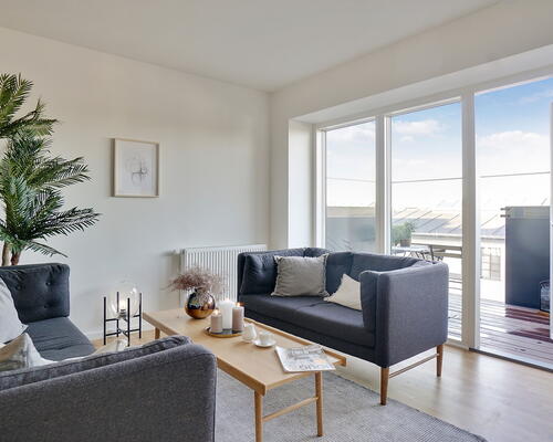 Stor 4-værelses lejlighed med med altan og plads til hele familien