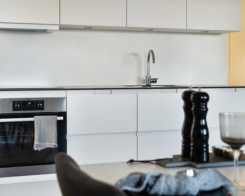 Stor 4-værelses lejlighed med med altan og plads til hele familien