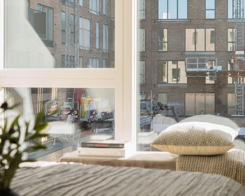 Stor 4-værelses lejlighed med med altan og plads til hele familien