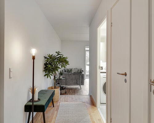 Lys og moderne 2-værelses lejlighed med optimeret plantegning og stor altan