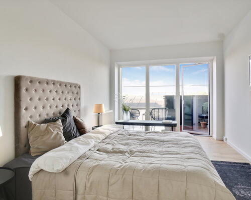 Stor 4-værelses lejlighed med med altan og plads til hele familien