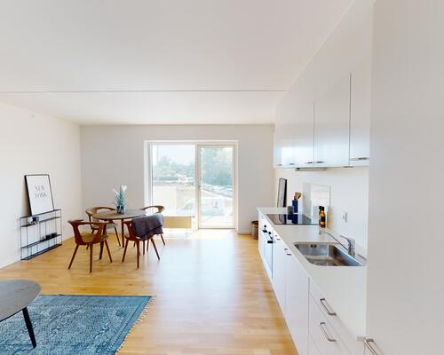 stor 2-værelses med solrig altan