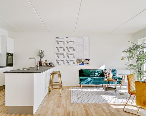 Rummelig 2-værelses med kig til vandet