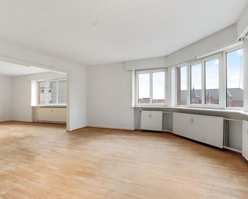 Kæmpe 4-værelses lejlighed ved banegården