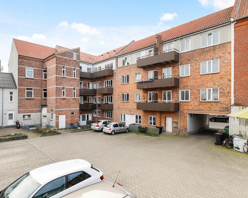 Kæmpe 4-værelses lejlighed ved banegården