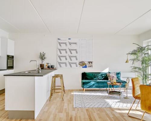 Rummelig og moderne 2-værelses lejlighed med terrasse