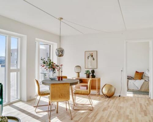 Rummelig og moderne 2-værelses lejlighed med terrasse
