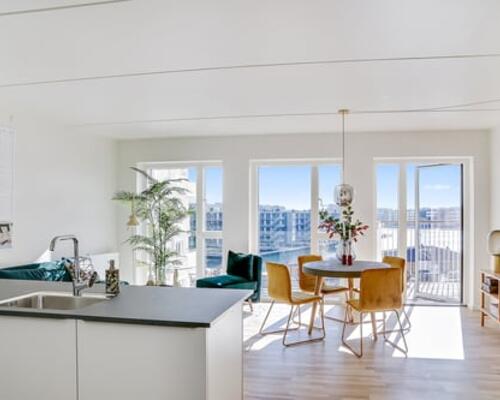 Rummelig og moderne 2-værelses lejlighed med terrasse