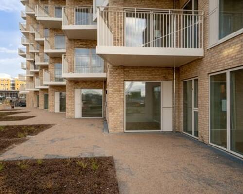 Rummelig og moderne 2-værelses lejlighed med terrasse