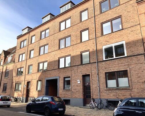 Indbydende lejlighed med altan i centralt Odense C