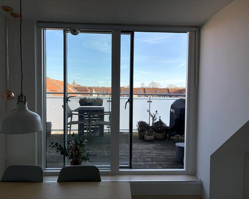 Lys og charmerende 2-værelses med stor solrig terrasse