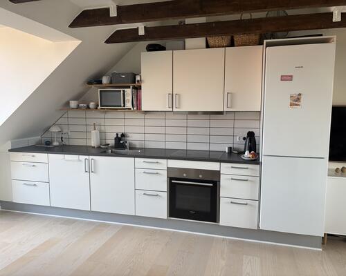 Lys og charmerende 2-værelses med stor solrig terrasse