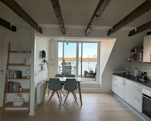 Lys og charmerende 2-værelses med stor solrig terrasse