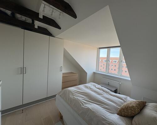 Lys og charmerende 2-værelses med stor solrig terrasse