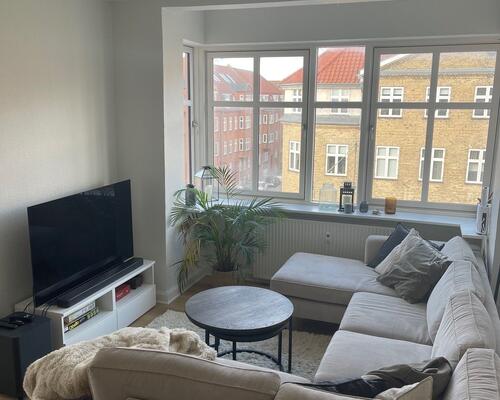 Skøn 3 vær. i vestbyen med altan