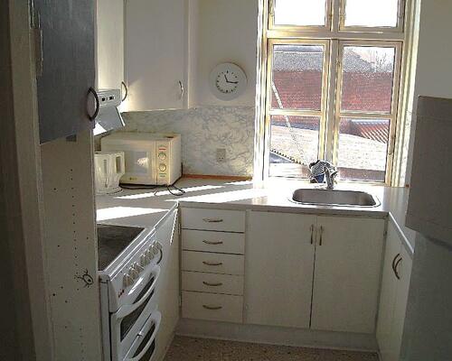 Stor men ældre 3-vær. lejlighed lige udenfor volden. Huslejen er inkl. vand.