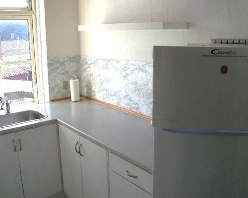 Stor men ældre 3-vær. lejlighed lige udenfor volden. Huslejen er inkl. vand.