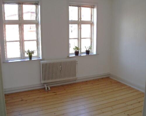 Stor men ældre 3-vær. lejlighed lige udenfor volden. Huslejen er inkl. vand.