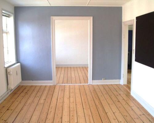 Stor men ældre 3-vær. lejlighed lige udenfor volden. Huslejen er inkl. vand.