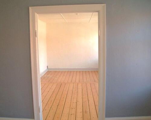 Stor men ældre 3-vær. lejlighed lige udenfor volden. Huslejen er inkl. vand.