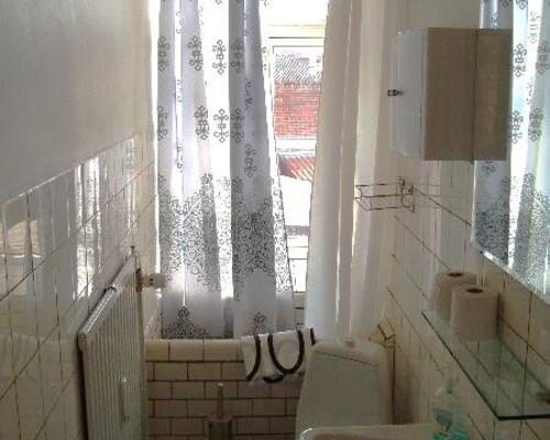 Stor men ældre 3-vær. lejlighed lige udenfor volden. Huslejen er inkl. vand.