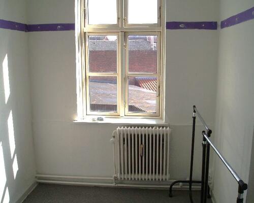 Stor men ældre 3-vær. lejlighed lige udenfor volden. Huslejen er inkl. vand.