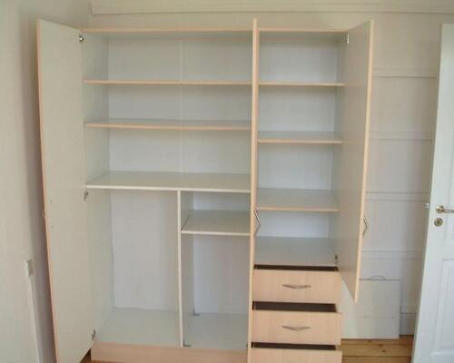 Stor men ældre 3-vær. lejlighed lige udenfor volden. Huslejen er inkl. vand.