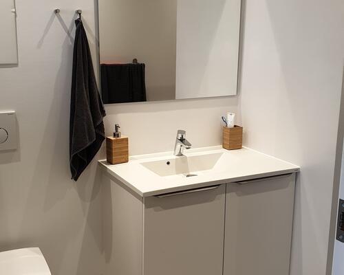 Nyistandsat 1 vær. lejlighed med eget bad/toilet, inkl. alt.