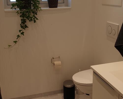 Nyistandsat 1 vær. lejlighed med eget bad/toilet, inkl. alt.