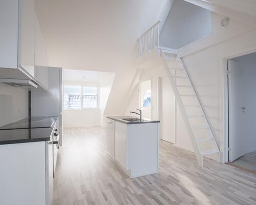 Hyggelig lejlighed på 1. sal med hems og god udsigt - husdyr tilladt