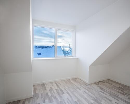 Hyggelig lejlighed på 1. sal med hems og god udsigt - husdyr tilladt