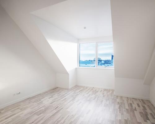 Hyggelig lejlighed på 1. sal med hems og god udsigt - husdyr tilladt