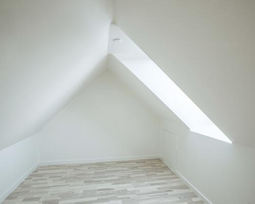 Hyggelig lejlighed på 1. sal med hems og god udsigt - husdyr tilladt