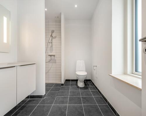 Flyt i lækkert et-plans dobbelthus fra 2020