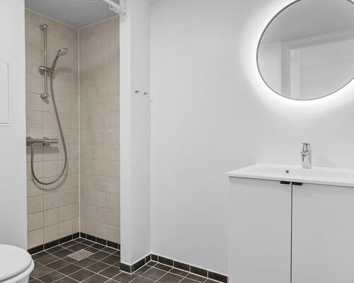 Stor 2-værelses perfekt placeret i Odense C! - KUN 1 MÅNEDS DEPOSITUM