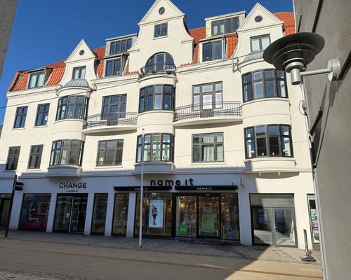 Charmerende 3 værelses med egen p. plads og elevator