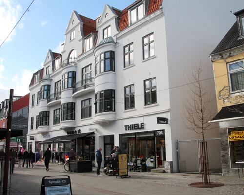 Charmerende 3 værelses med egen p. plads og elevator