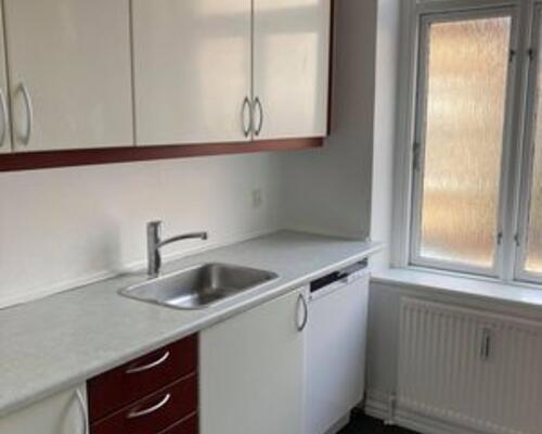 Dejligt stor 2. værelse med stuk