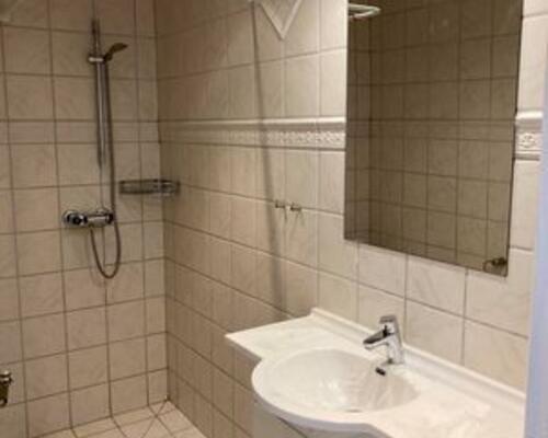 Dejligt stor 2. værelse med stuk