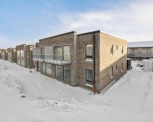 Lækker nyopført 3-vær. lejlighed med egen stor altan i Hasselager.