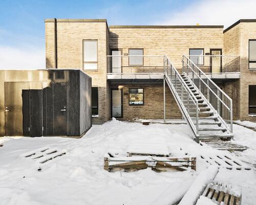 Lækker nyopført 3-vær. lejlighed med egen stor altan i Hasselager.