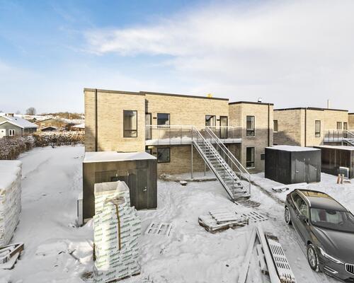 Lækker nyopført 3-vær. lejlighed med egen stor altan i Hasselager.