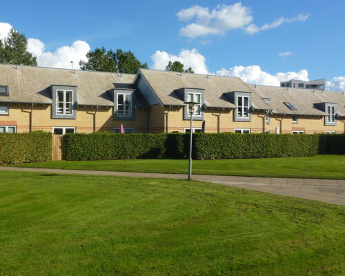 Lys 4 vær. lejlighed i 2 plan. - ligge i grønne omgivelser.