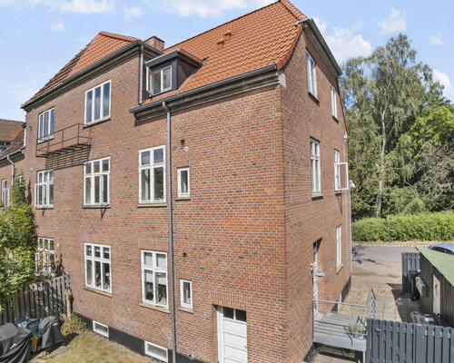 Flot herskabelig 3 værelses lejlighed på rolig vej – 73 Kvm