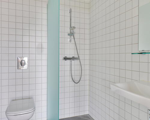 Skøn 1-værelses lejlighed med central placering tæt på indkøb og offentlig transport!