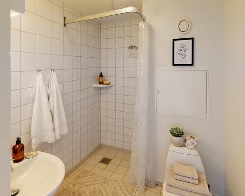 Lys 1-værelses lejlighed med altan ved fjorden