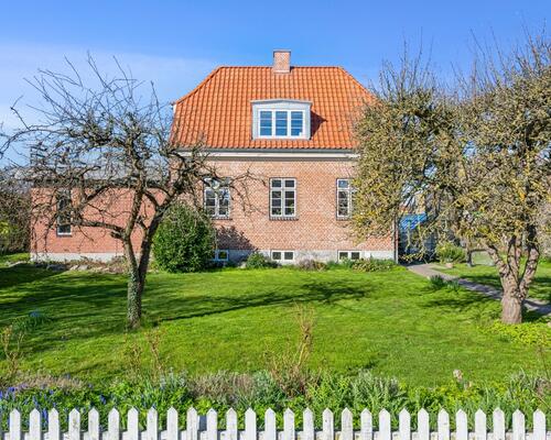 Charmerende og istandsat murermestervilla i 3 plan med skøn have